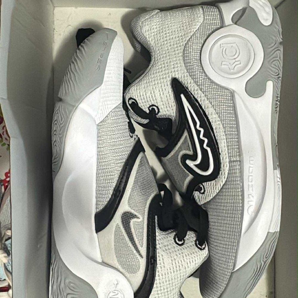 Nike Kids White and Black Sneakers - Picture 5 of 9